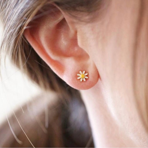 Bee and Daisy Asymmetrical earrings - Picture 3 of 5